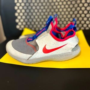 Boys Nike flexrunner size 3